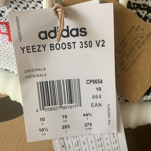 BRAND NEW Yeezy Boost 350 V2 - Picture 10 of 10